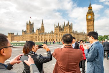 Londra - 29 Eylül 2013: Turist yürüyüş boyunca Westminster Bri