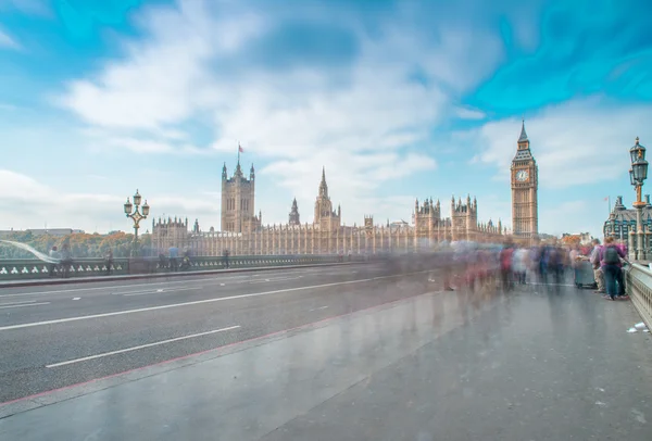 London. Blurred moving people along Westminster Bridge on a sunn — Stock Photo, Image