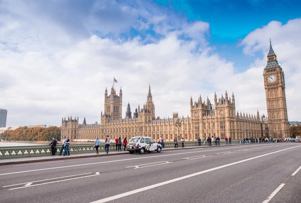 LONDRES - 29 DE SEPTIEMBRE DE 2013: Los turistas caminan por Westminster Bri —  Fotos de Stock