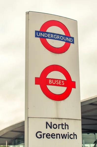 LONDRA - 29 SETTEMBRE 2013: Segnaletica metropolitana e autobus. Londra. — Foto Stock