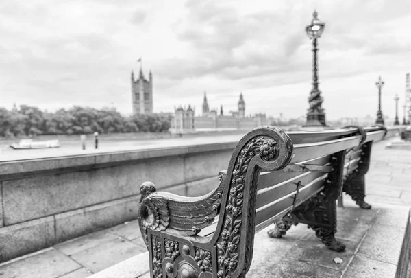 Bench in front of Westminster Palace, London — Stock Photo, Image