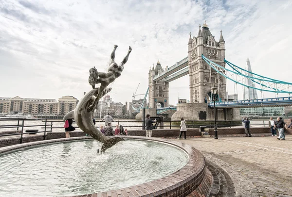 London. Turmbrücke an einem sonnigen Tag — Stockfoto
