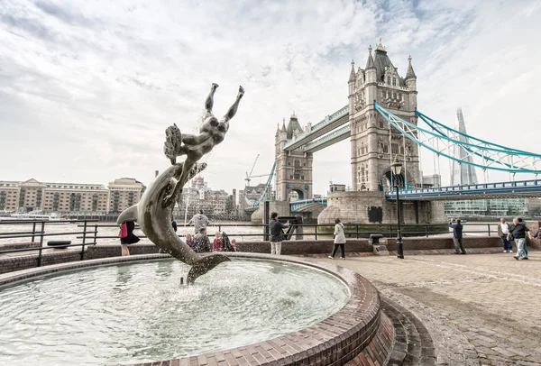 Londres. Torre estrutura da ponte em um dia ensolarado — Fotografia de Stock