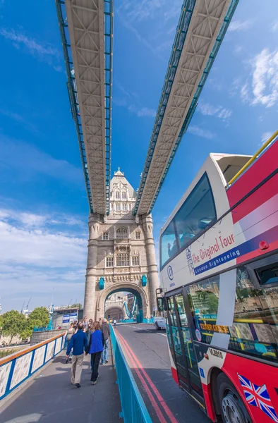 LONDRES - 28 DE SEPTIEMBRE DE 2013: Autobús cruzando el Puente de la Torre con tou —  Fotos de Stock
