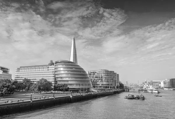 London épületek mentén Temze — Stock Fotó