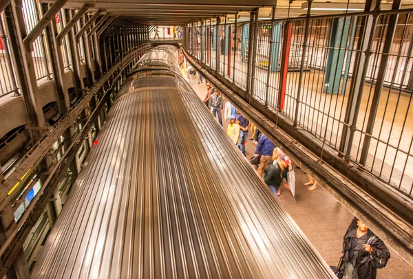 NEW YORK CITY - JUNE 14, 2013: Tourists and commuters wait for a — Stock Photo, Image