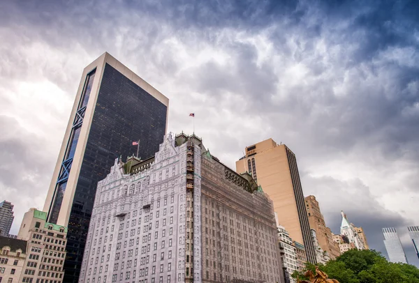 Straat skyline van Lower Manhattan op een mooie zonnige dag — Stockfoto