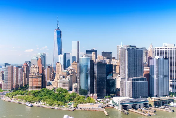 Skyline aéreo de Lower Manhattan em um belo dia ensolarado — Fotografia de Stock