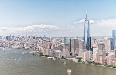 Hava aşağı Manhattan siluetinin güzel güneşli bir günde