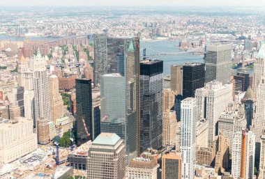Güneşli bir günde, yeni Midtown Manhattan'ın hava siluetinin çarpıcı