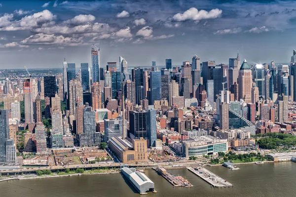 Impresionante horizonte aéreo de Midtown Manhattan en un día soleado, Nuevo —  Fotos de Stock