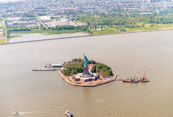 A Estátua da Liberdade - Vista aérea de helicóptero — Fotografia de Stock