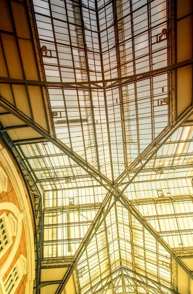 LONDRES - 27 de setembro de 2013: Liverpool Street station roof glass — Fotografia de Stock