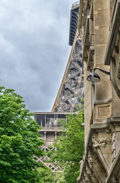 La tour eiffel, Paris. Wahrzeichen im Sommer von Bäumen umgeben — Stockfoto