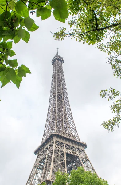 La Tour Eiffel, Párizs. Nyáron a fákkal körülvett mérföldkő — Stock Fotó