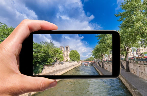 ObFemale hand with smartphone taking a picture of Keys Islands Int — Stock Photo, Image