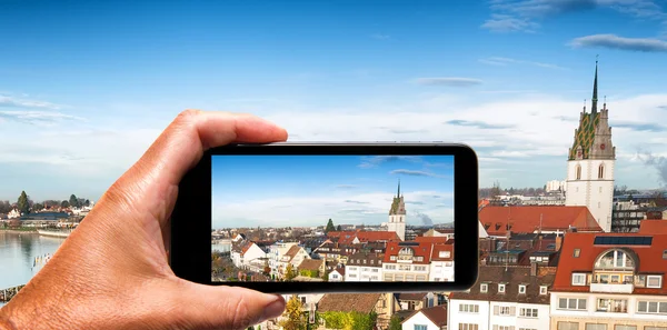 Obfemale hand med smartphone tar en bild av nycklar öarna Int — Stockfoto