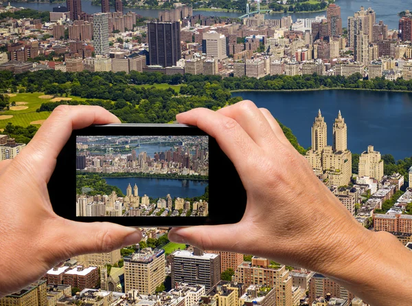 Obfemale hand met smartphone nemen van een foto van sleutels eilanden Int — Stockfoto