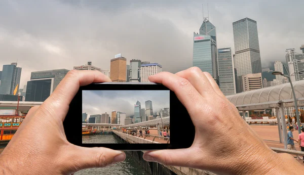 Obfemale hand met smartphone nemen van een foto van sleutels eilanden Int — Stockfoto