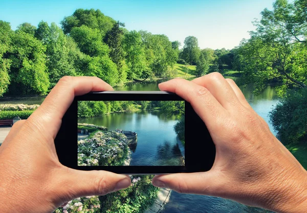 Obfemale hand met smartphone nemen van een foto van sleutels eilanden Int — Stockfoto