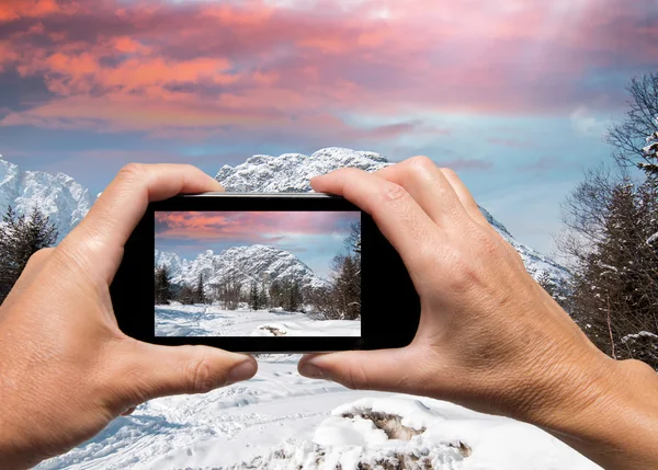 Obfemale hand met smartphone nemen van een foto van sleutels eilanden Int — Stockfoto