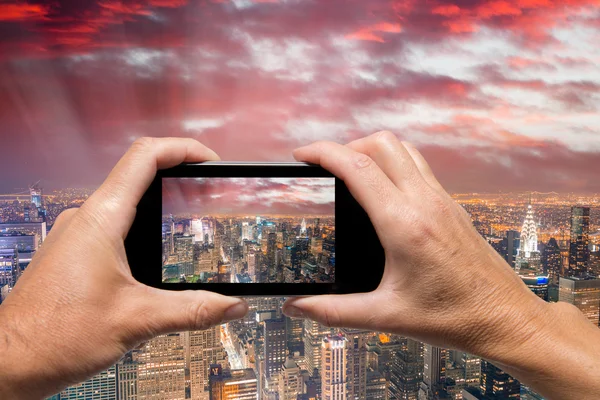 Obfemale hand met smartphone nemen van een foto van sleutels eilanden Int — Stockfoto