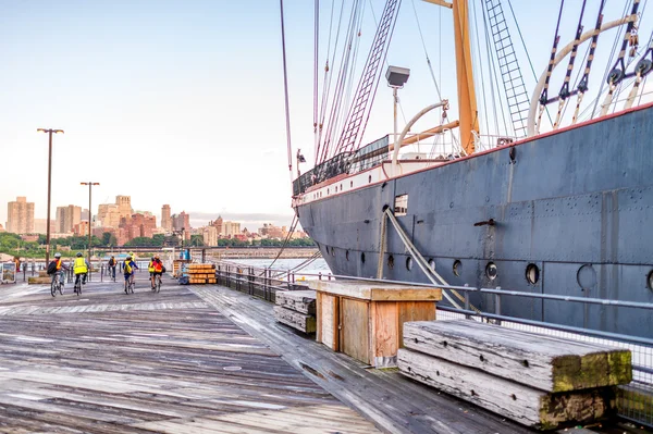 New York City - 22 maj 2013: New York South Street Seaport. Den — Stockfoto