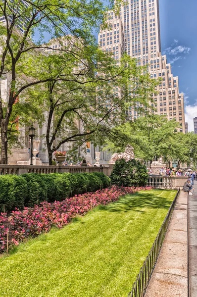 NUEVA YORK - 22 de mayo de 2013: Jardines de la Biblioteca Pública. Completado en —  Fotos de Stock