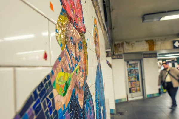 NEW YORK - 23 MAGGIO 2013: La gente cammina nella stazione della metropolitana di New York — Foto Stock