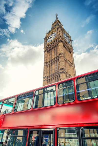 大笨钟下的红色双层巴士。伦敦旅游概念 — 图库照片