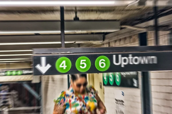 Wazig beeld van mensen lopen in New York metro — Stockfoto