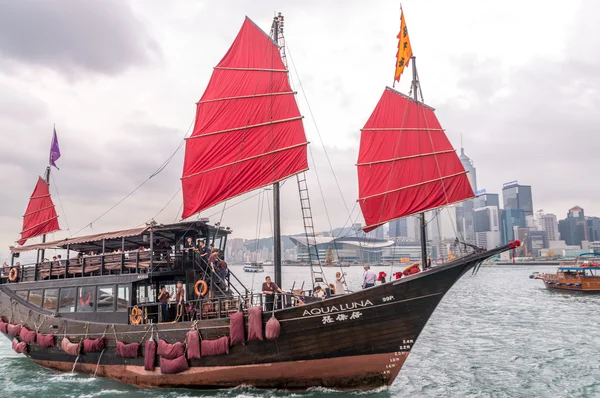 HONG KONG - 14 de abril de 2014: famoso barco Aqua Luna em Hong Kong P — Fotografia de Stock