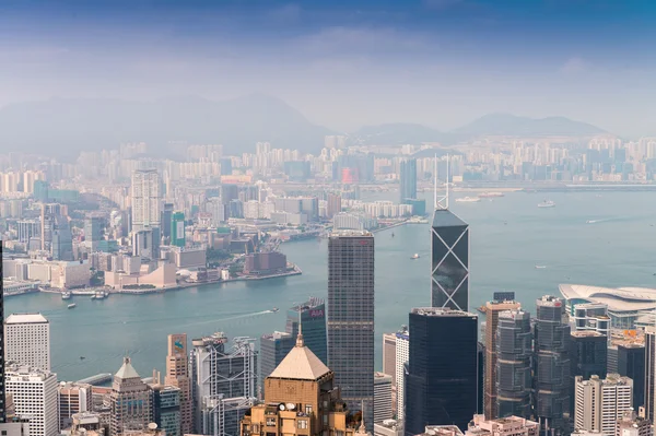 HONG KONG - 15 DE ABRIL DE 2014: El horizonte de Hong Kong en un día de primavera. H — Foto de Stock