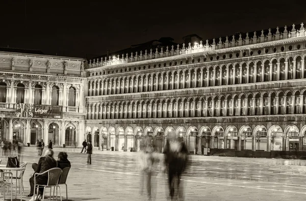 Tourists enjoy St Mark Square on a spring night — Stock Photo, Image