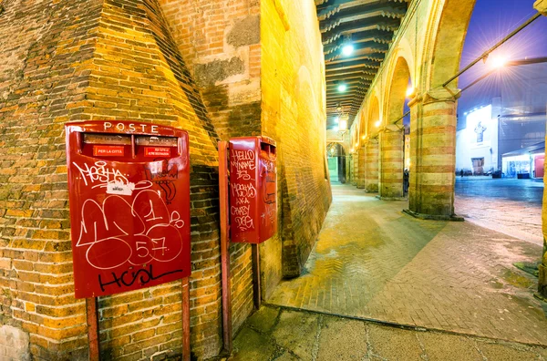 Toeristen in het centrum van de stad bij nacht. — Stockfoto