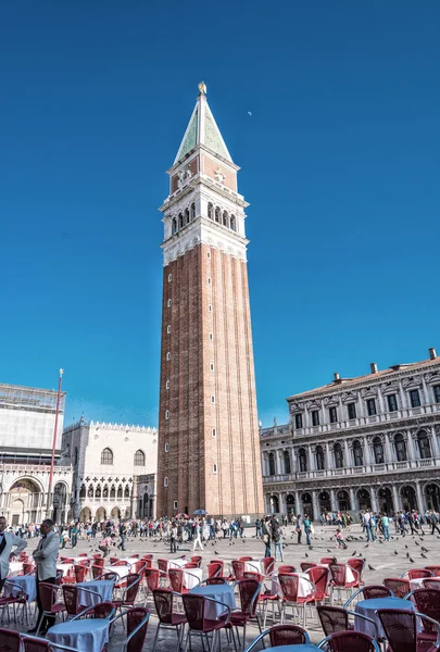 VENICE - 7 de abril de 2014: Turistas desfrutar da cidade em um belo d — Fotografia de Stock