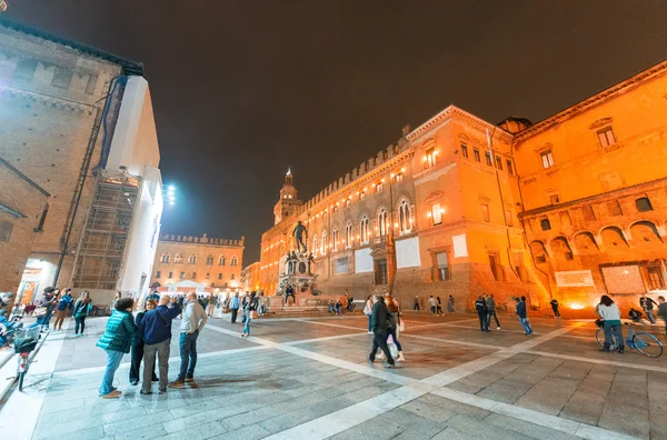 Touristes dans le centre-ville la nuit . — Photo