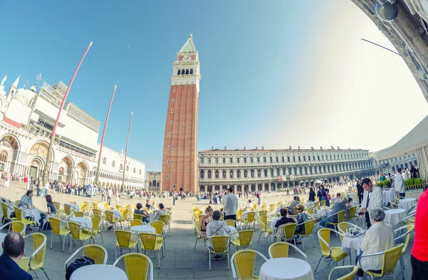 Los turistas disfrutan de la ciudad en un hermoso día — Foto de Stock