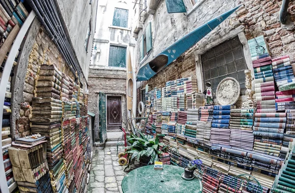 VENICE, ITÁLIA - 7 de abril de 2014: Livros antigos da livraria Acqua Alta — Fotografia de Stock