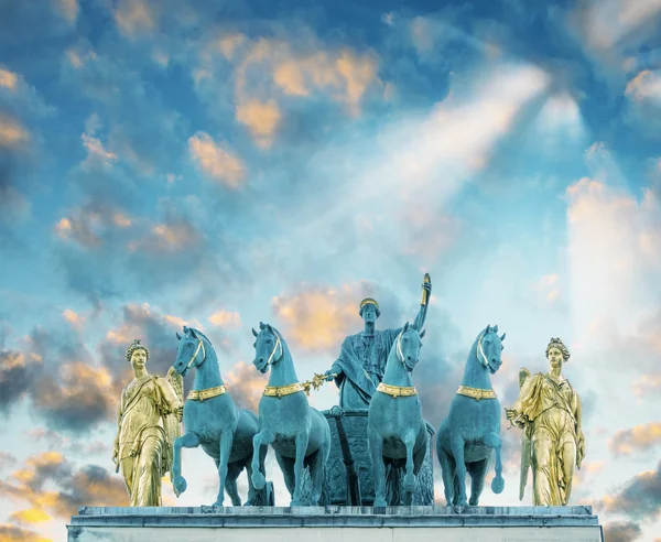 Arc de Triomphe du atlıkarınca, gün batımında Üstten Görünüm — Stok fotoğraf