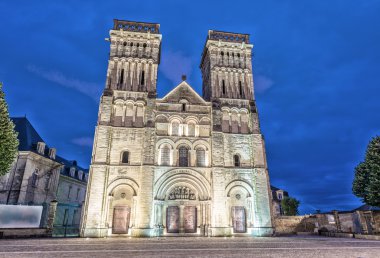 Caen, Fransa Kadınlar Manastırı. Gece görünümü