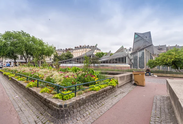 ROUEN, FRANCE - 16 JUIN 2014 : Touristes dans les rues de la ville. Roue — Photo