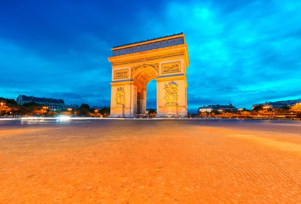 Arco do Triunfo iluminado à noite, Paris — Fotografia de Stock