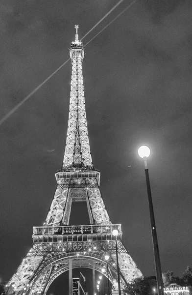 Paříž - 7. července 2014: Eiffelova věž v noci osvětlené. Závěsu — Stock fotografie