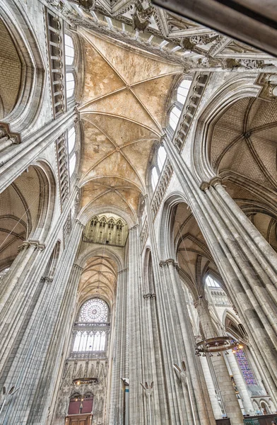 ROUEN, FRANÇA - JUNHO 14, 2014: Interior da Catedral de Ruão (Notr — Fotografia de Stock