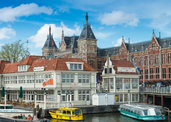 Amsterdam - 30 April 2013: Toeristen in het centrum voor Queensda — Stockfoto