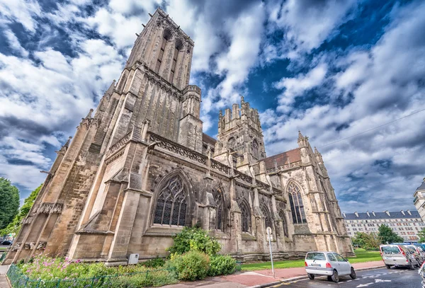 Rouen, Frankrike - 16 juni 2014: Turister längs stadens gator. Roue — Stockfoto