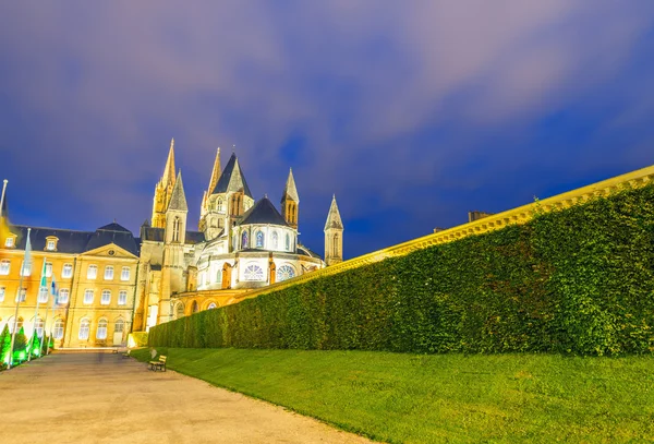 Caen. Normandie. Män Abbey exteriör och trädgårdar på natten — Stockfoto