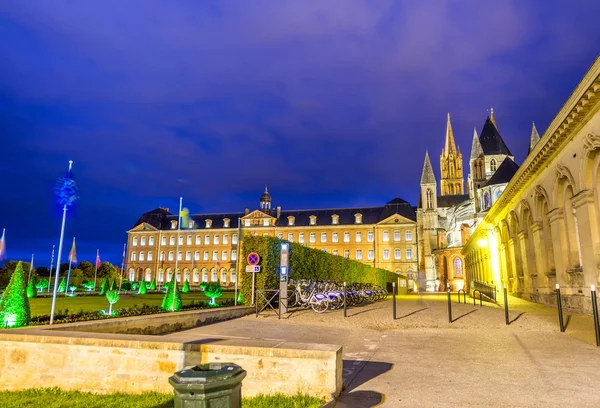 Caen. Normandía. Hombres Abadía exterior y jardines por la noche — Foto de Stock