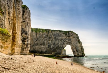 Etretat Aval cliff, kayalar ve doğal işareti ve mavi oce kemer